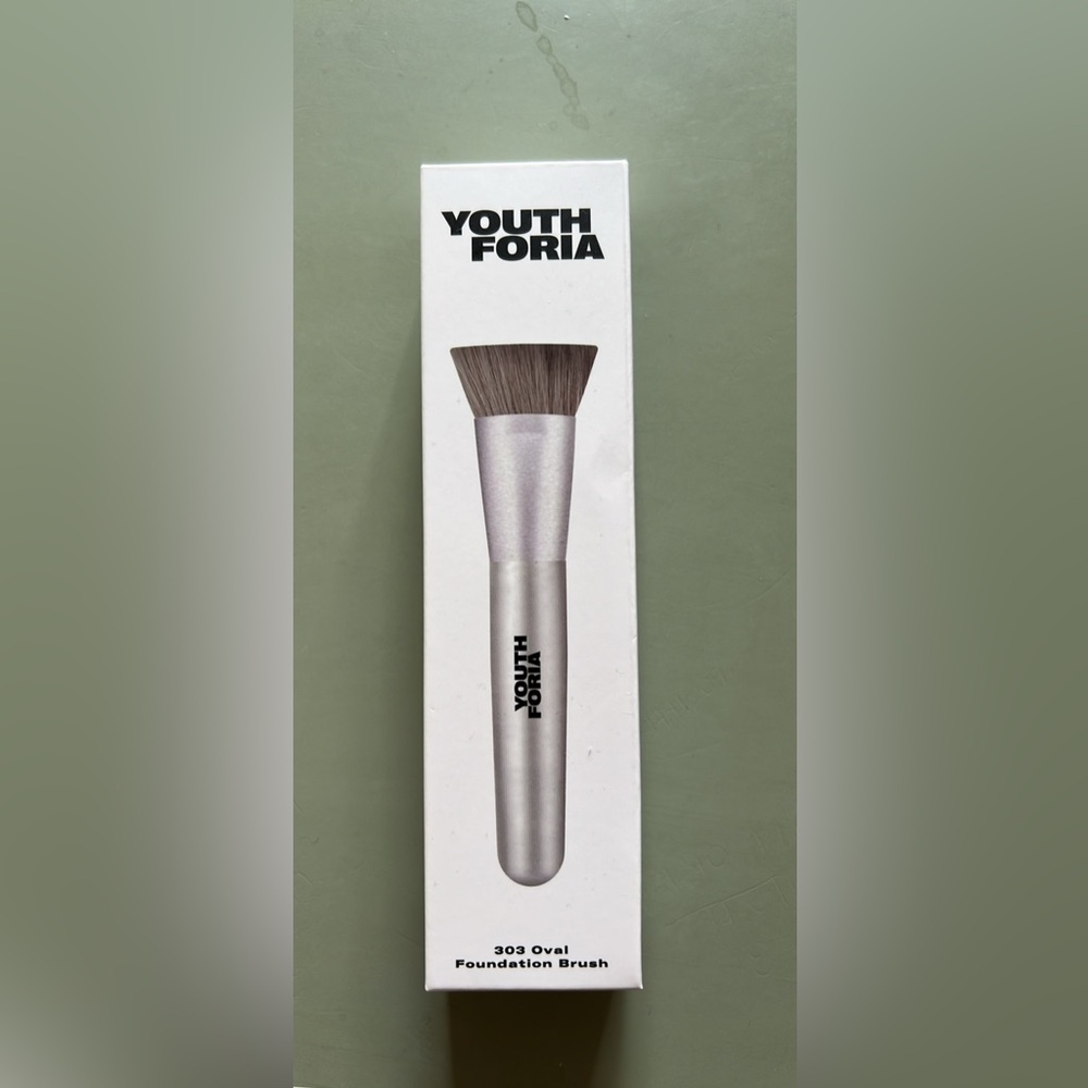 Youthforia Oval Foundation Brush 303